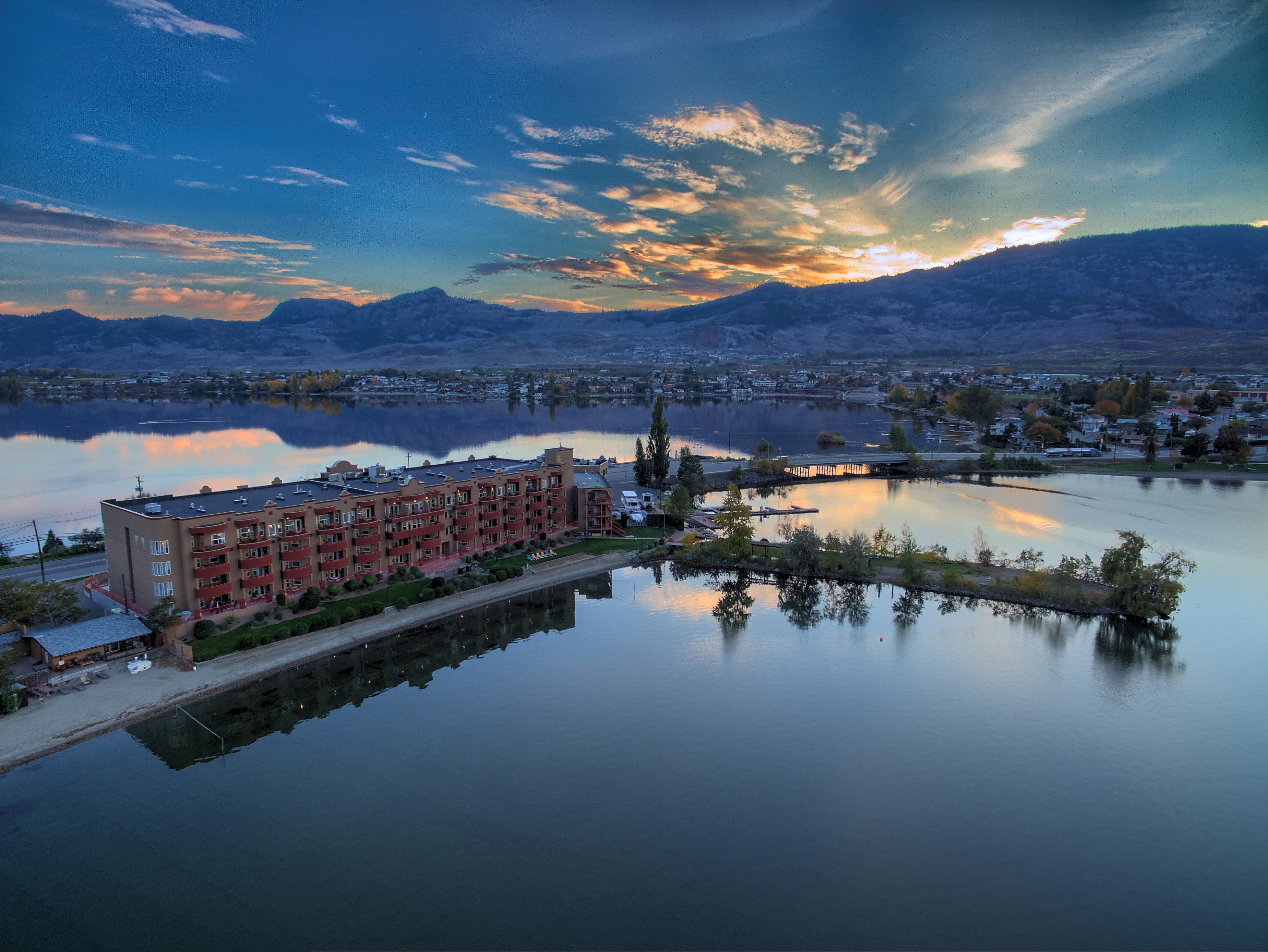 Holiday Inn Hotel & Suites Osoyoos By Ihg Exterior foto