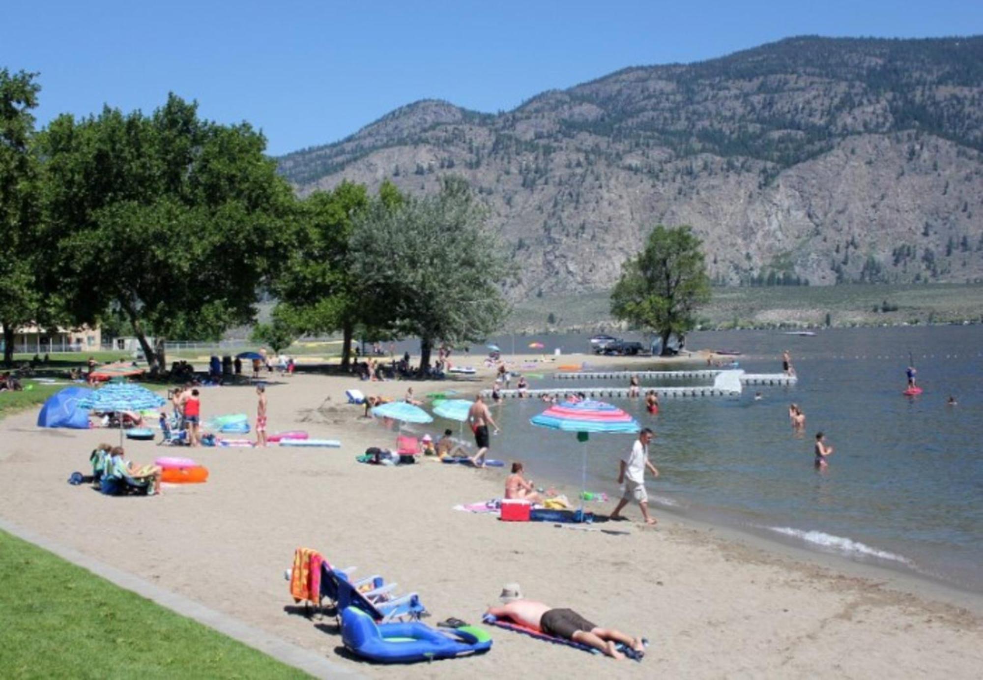 Holiday Inn Hotel & Suites Osoyoos By Ihg Exterior foto